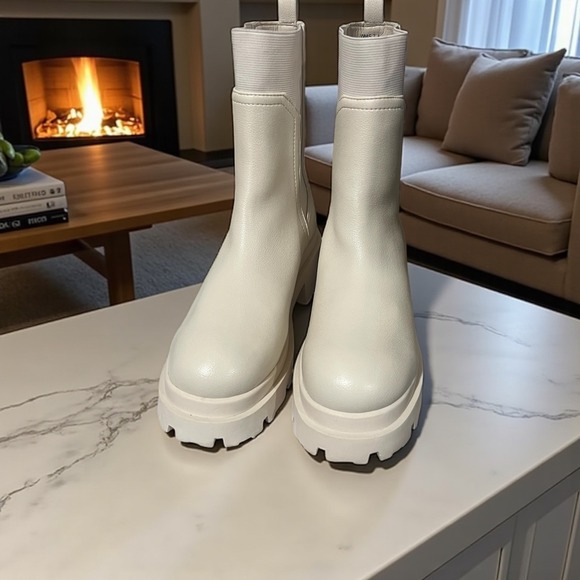 DV by Dolce Vita White Ankle Boots - Picture 1 of 10